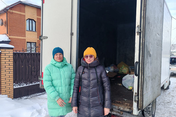 Новосибирцы везли вторсырье на санках и автомобилях