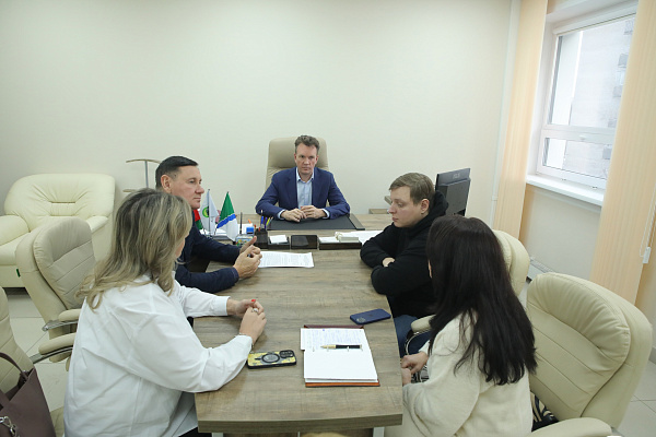 Мусоровозы МУП «САХ» предложили украсить детскими рисунками