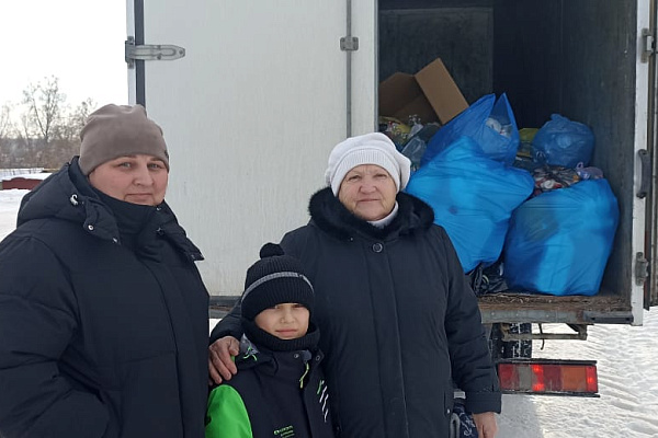 Новосибирцы везли вторсырье на санках и автомобилях
