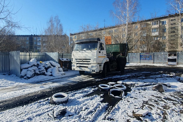 Резкое похолодание и апрельская гололедица замедлили работу мусоровозов