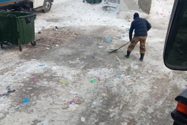 Мусоровоз загорелся в центре Новосибирска