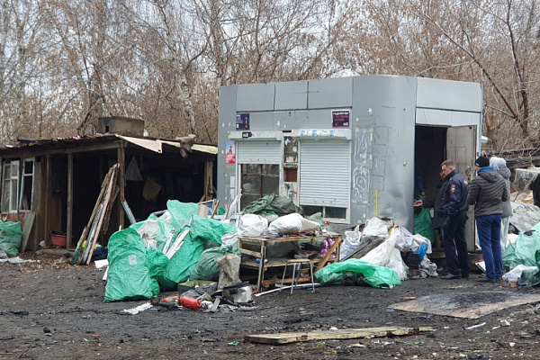 Несанкционированную свалку с ларьками сносят у Гусинобродского полигона