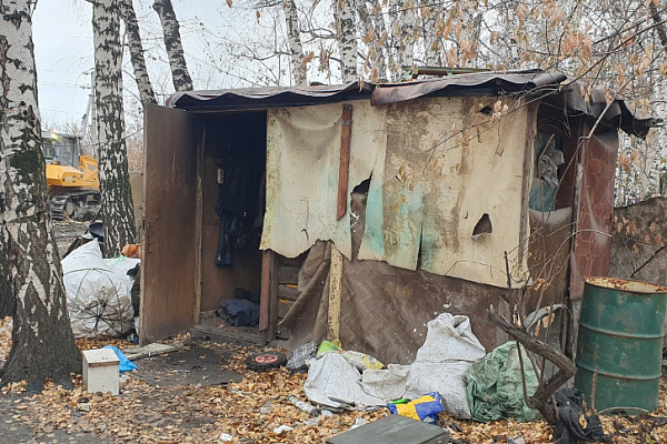Несанкционированную свалку с ларьками сносят у Гусинобродского полигона