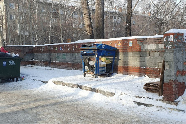 Почему экипажи мусоровозов оставляют контейнеры на дороге?
