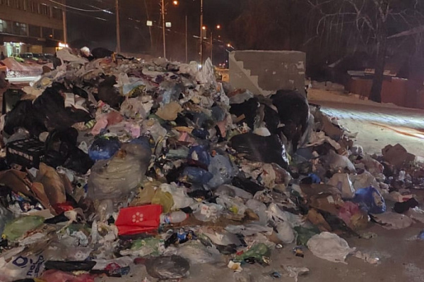 Мусоровоз загорелся в центре Новосибирска