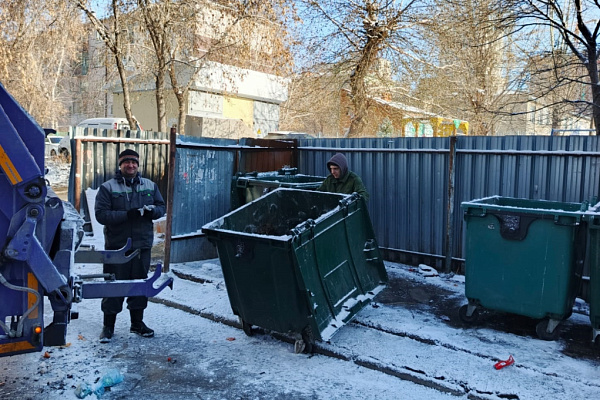 Резкое похолодание и апрельская гололедица замедлили работу мусоровозов