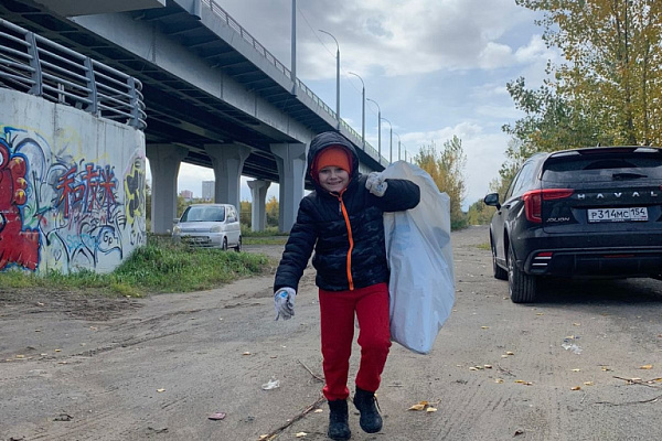 Новосибирцы очистили устье Ини под Бугринским мостом