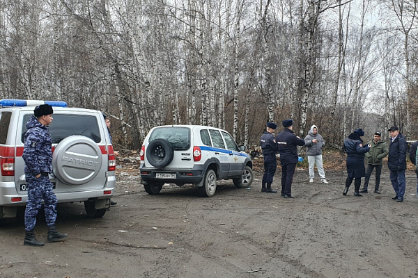 Несанкционированную свалку с ларьками сносят у Гусинобродского полигона