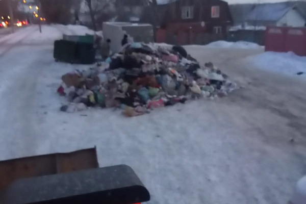 Мусоровоз загорелся в центре Новосибирска