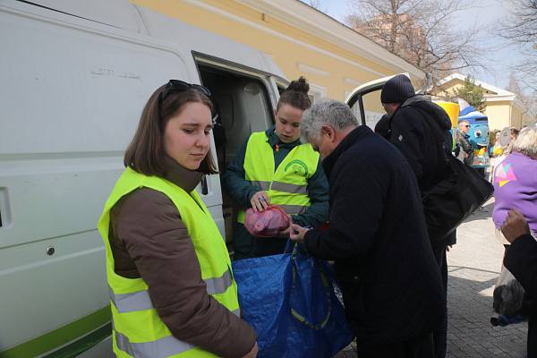 Полтонны крышечек и батареек сдали новосибирцы