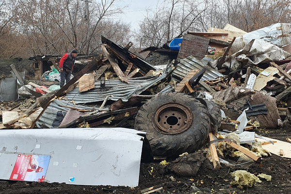Несанкционированную свалку с ларьками сносят у Гусинобродского полигона