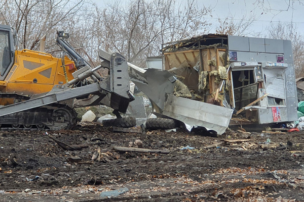 Несанкционированную свалку с ларьками сносят у Гусинобродского полигона
